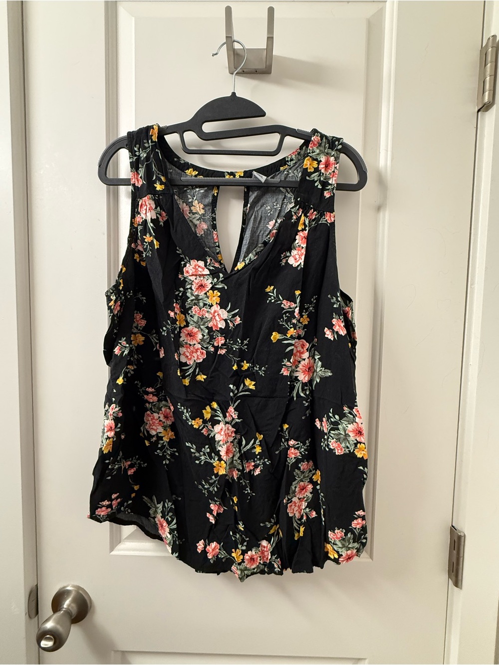 Black Floral Blouse XL V Neck Sleeveless Flowy Tank Top - Picture 3 of 5